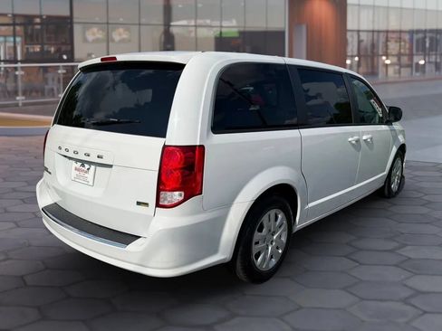 Used 2018 Dodge Grand Caravan SE w/ UConnect Hands-Free Group FWD image 11