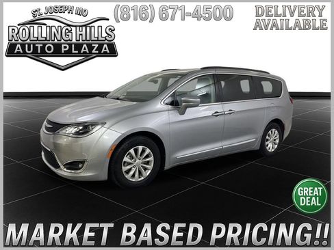 Used 2017 Chrysler Pacifica Touring-L image 1