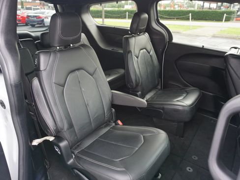Used 2019 Chrysler Pacifica Touring-L Plus FWD image 22