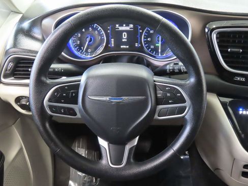 Used 2020 Chrysler Voyager Lxi FWD image 10