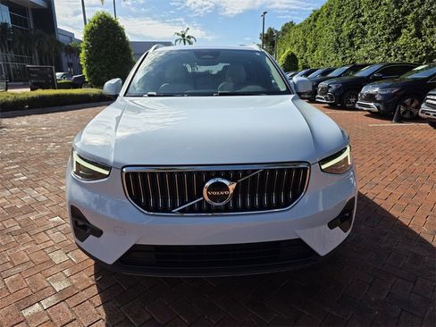 Used 2024 Volvo XC40 B5 Plus image 2