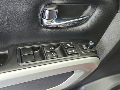 Used 2019 Nissan Titan SL image 25