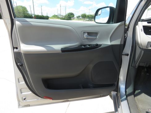 Used 2016 Toyota Sienna LE FWD image 26