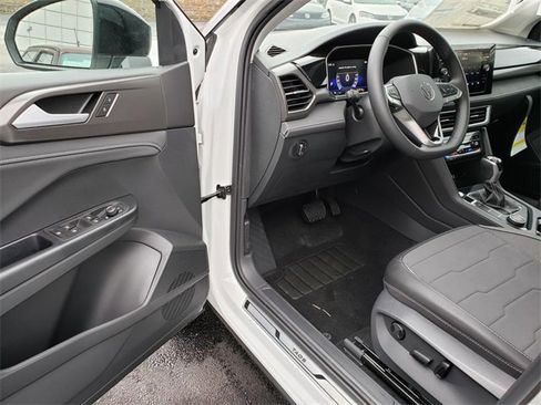 New 2025 Volkswagen Taos SE image 6
