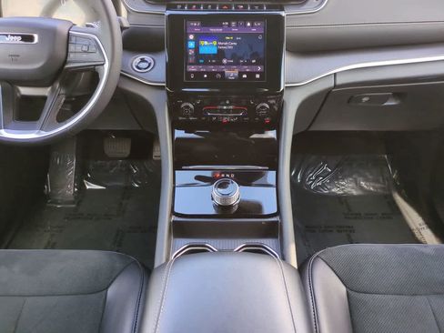 Used 2025 Jeep Grand Cherokee Altitude image 18