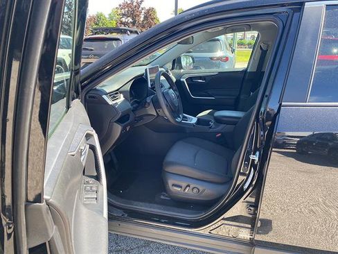 Used 2025 Toyota RAV4 XLE AWD/4WD image 3