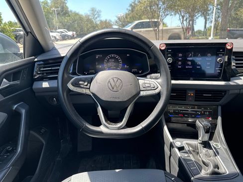 Used 2025 Volkswagen Jetta SE FWD image 13