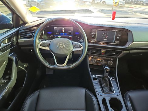 Certified 2022 Volkswagen Jetta SE w/ Panoramic Sunroof Package image 7