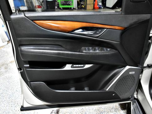 Used 2016 Cadillac Escalade ESV Luxury image 34