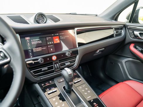 Certified 2025 Porsche Macan AWD/4WD image 14