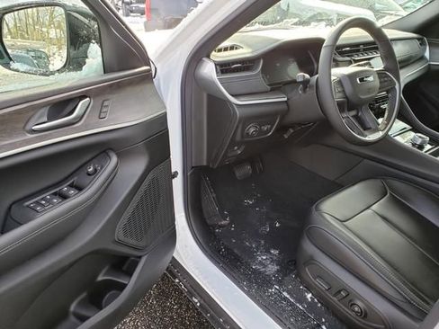 New 2025 Jeep Grand Cherokee Limited image 6