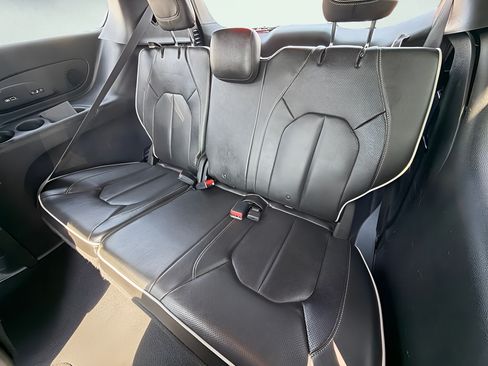 Used 2019 Chrysler Pacifica Limited w/ S Appearance Package FWD image 26