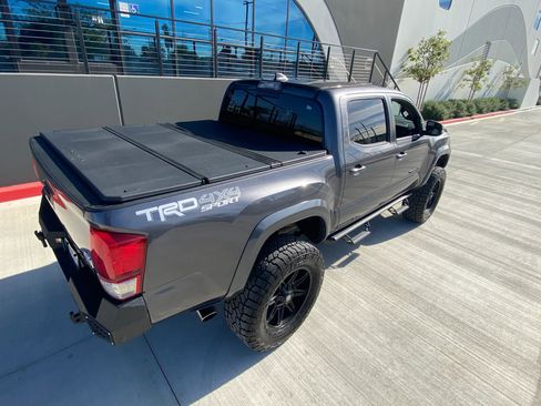 Used 2017 Toyota Tacoma TRD Sport w/ Premium & Technology Package image 19