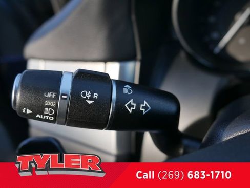 Used 2017 Jaguar XF Premium image 24