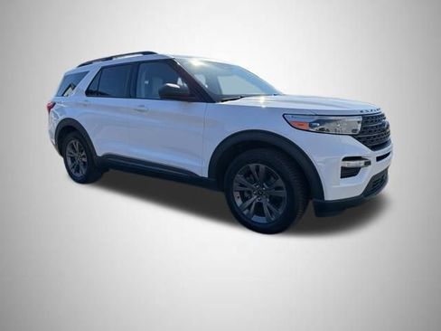 Used 2021 Ford Explorer XLT w/ Equipment Group 202A image 8