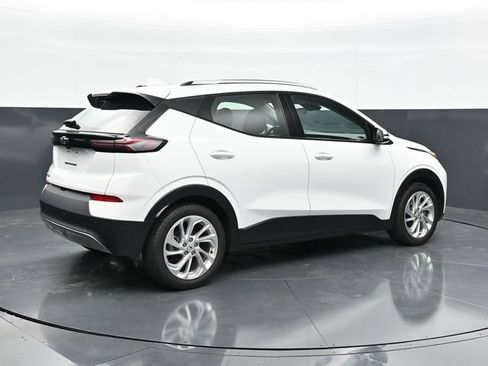 Used 2023 Chevrolet Bolt EUV LT w/ Driver Confidence Package FWD image 2