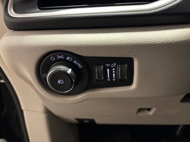 Used 2020 Chrysler Pacifica Touring-L FWD image 14