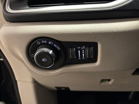 Used 2020 Chrysler Pacifica Touring-L FWD image 14