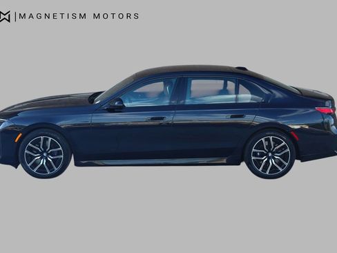 Used 2023 BMW 740i w/ Parking Assistance Package image 8