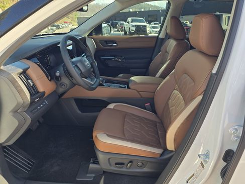 New 2026 Nissan Pathfinder Platinum image 12