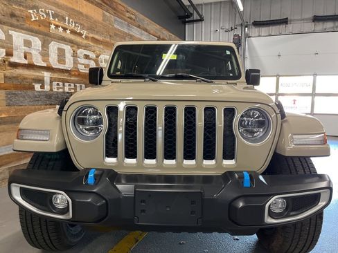 Used 2022 Jeep Wrangler Unlimited Sahara w/ Cold Weather Group image 8