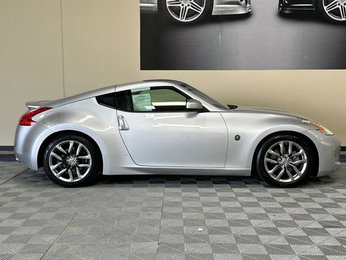 Used 2013 Nissan 370Z Coupe RWD image 3