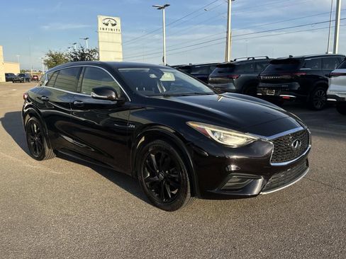 Used 2017 INFINITI QX30 image 3