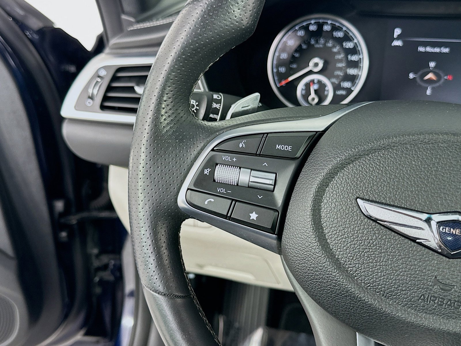 Used 2023 Genesis G70 2.0T RWD image 14