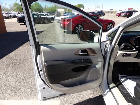 Used 2023 Chrysler Voyager LX FWD image 9