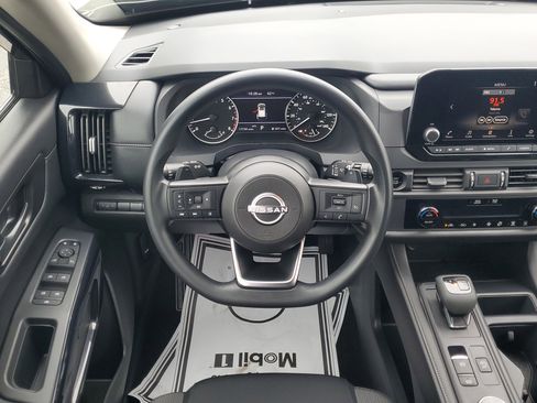 Used 2025 Nissan Pathfinder S image 15