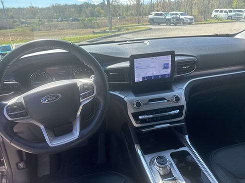 Certified 2022 Ford Explorer XLT w/ Equipment Group 202A image 11
