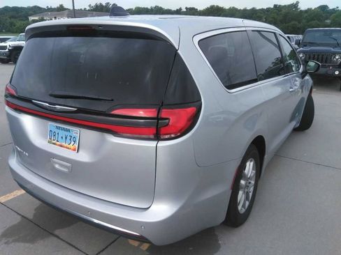 Used 2023 Chrysler Pacifica Touring-L FWD image 5