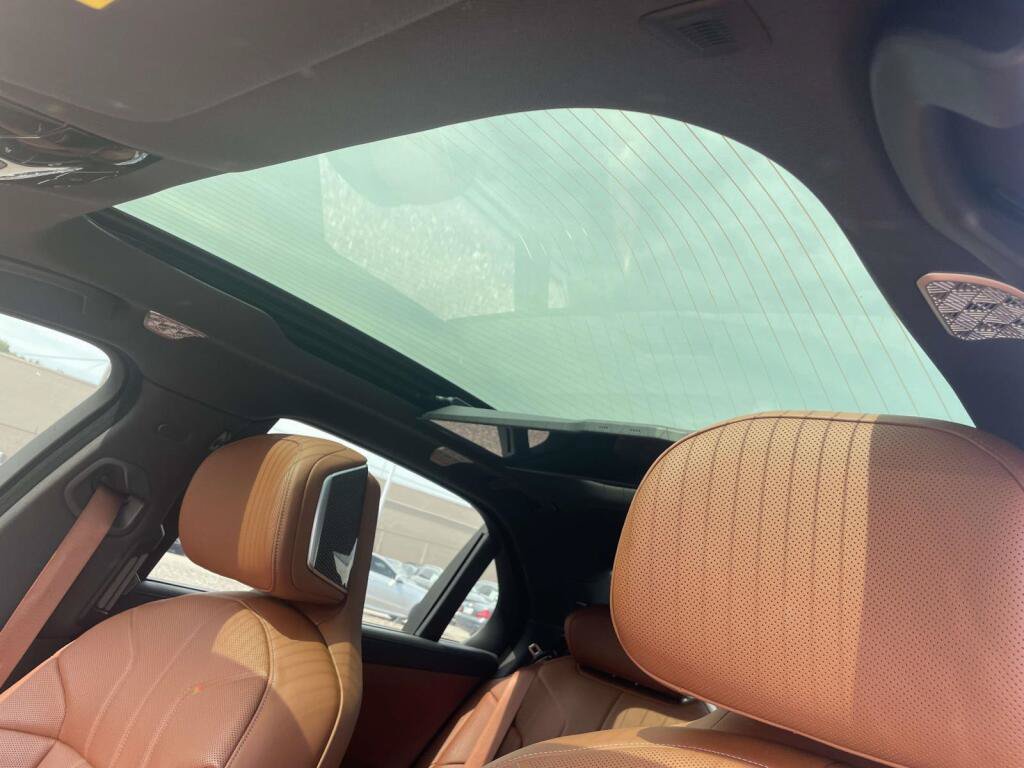 Used 2023 BMW i7 xDrive60 AWD/4WD image 3