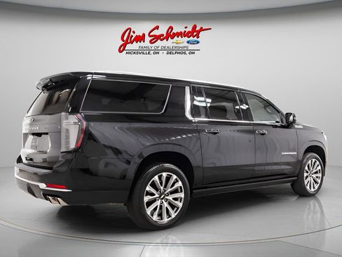 Used 2025 Chevrolet Suburban High Country image 6