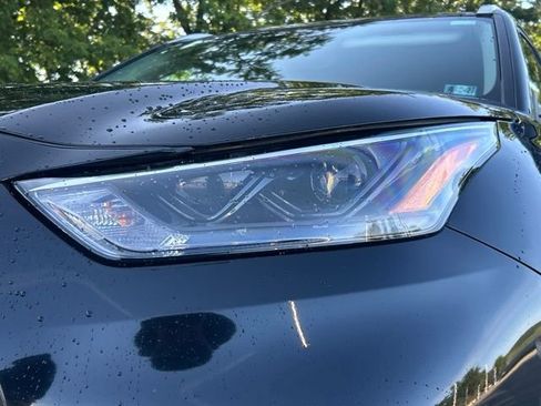 Used 2022 Toyota Highlander XLE AWD/4WD image 9