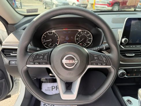 Used 2025 Nissan Altima 2.5 SV FWD image 15