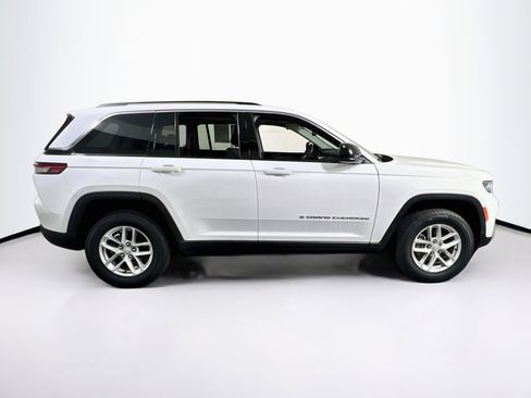 Used 2023 Jeep Grand Cherokee Laredo w/ Luxury Tech Group I AWD/4WD image 4