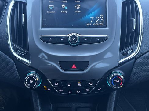 Used 2018 Chevrolet Cruze LT w/ Convenience Package image 22