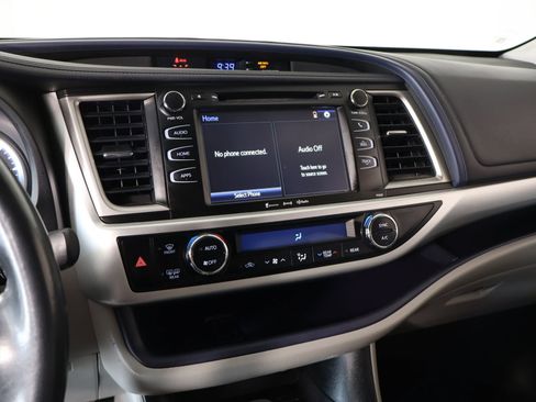 Used 2017 Toyota Highlander Plus FWD image 5