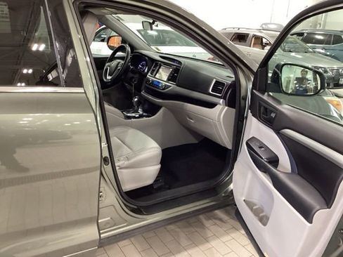 Used 2016 Toyota Highlander Plus AWD/4WD image 11