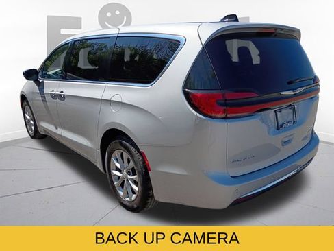 Used 2026 Chrysler Pacifica Limited FWD image 8