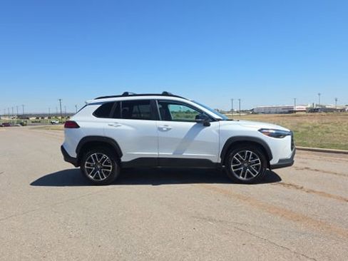 Used 2026 Toyota Corolla Cross XLE image 5