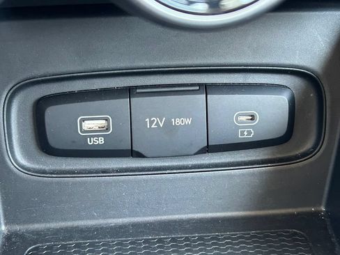 Used 2025 Hyundai Venue SEL FWD image 25