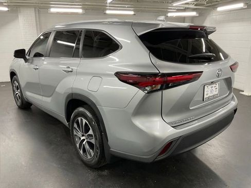 Used 2024 Toyota Highlander XLE AWD/4WD image 5