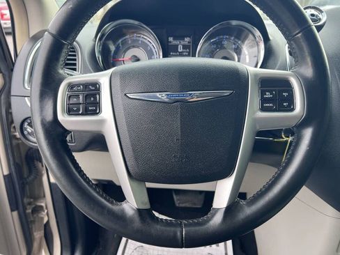 Used 2015 Chrysler Town & Country Touring w/ Driver Convenience Group image 13