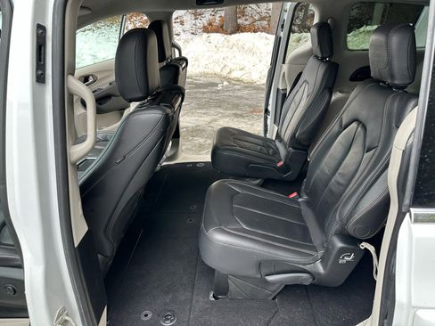 Used 2017 Chrysler Pacifica Touring-L Plus w/ Advanced Safetytec Group image 9