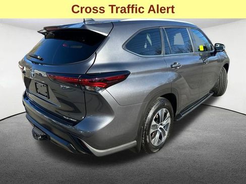Certified 2024 Toyota Highlander XLE AWD/4WD image 12