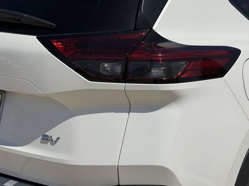 Used 2022 Nissan Rogue SV FWD image 6