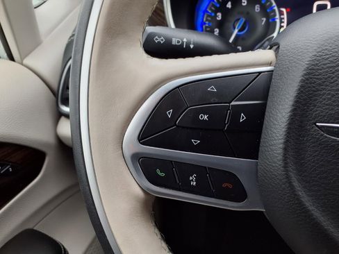 Certified 2021 Chrysler Pacifica Limited AWD/4WD image 13