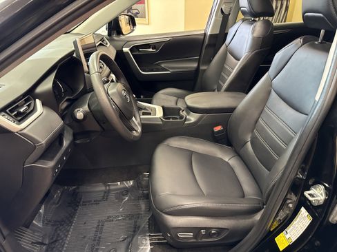 Used 2023 Toyota RAV4 XLE Premium image 30